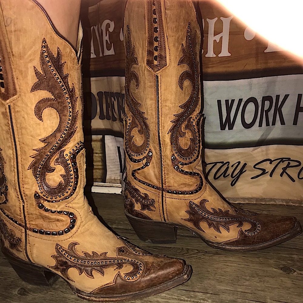 Size 8 Womens Corral Lucia Studded Inlay Leather Western Boots.